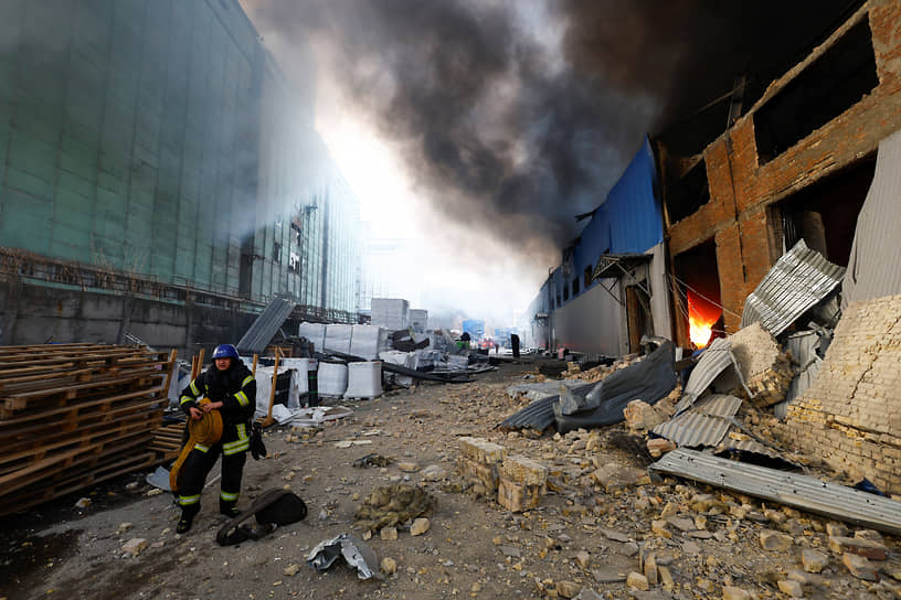 Горящий склад в Киеве после ракетного удара