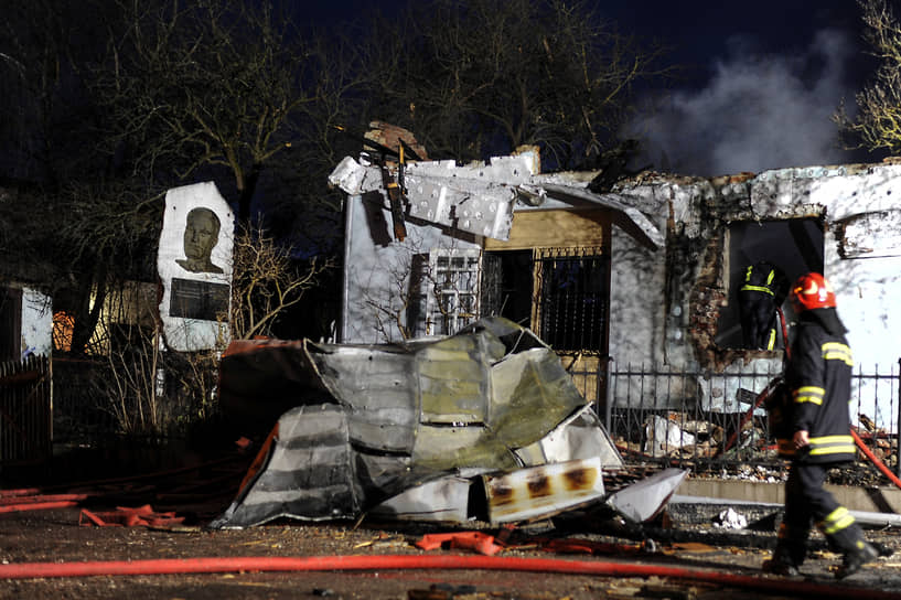 Пожарные работают на месте разрушенного в результате авиаудара музея во Львове