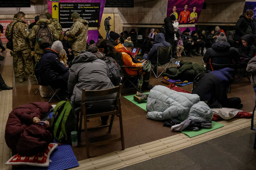 Местные жители в Киеве на станции метро после воздушной тревоги 