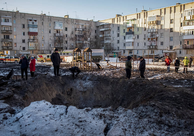 Воронка от взрыва в городе Шостка Сумской области