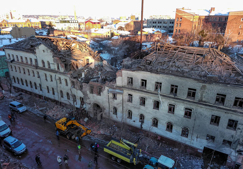Поврежденное в результате ракетного удара здание в Харькове