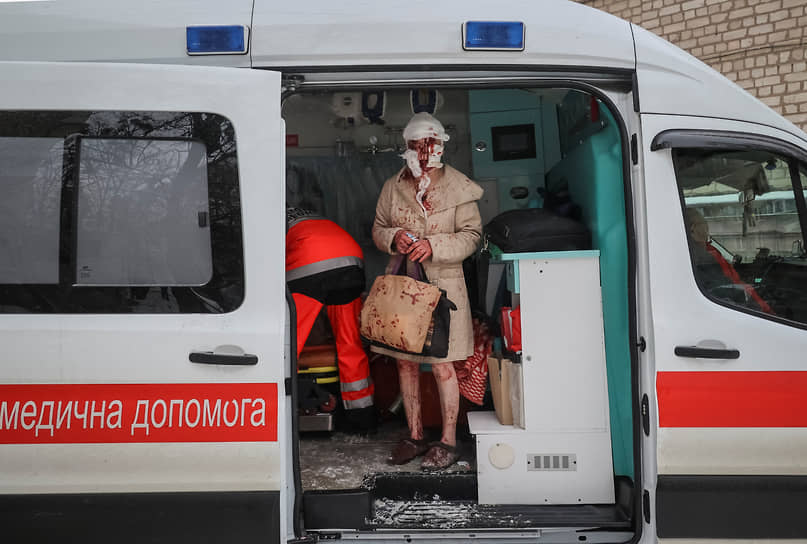 Раненый человек в машине скорой помощи в Харькове