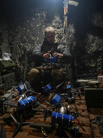 Украинский военный крепит снаряд к беспилотнику