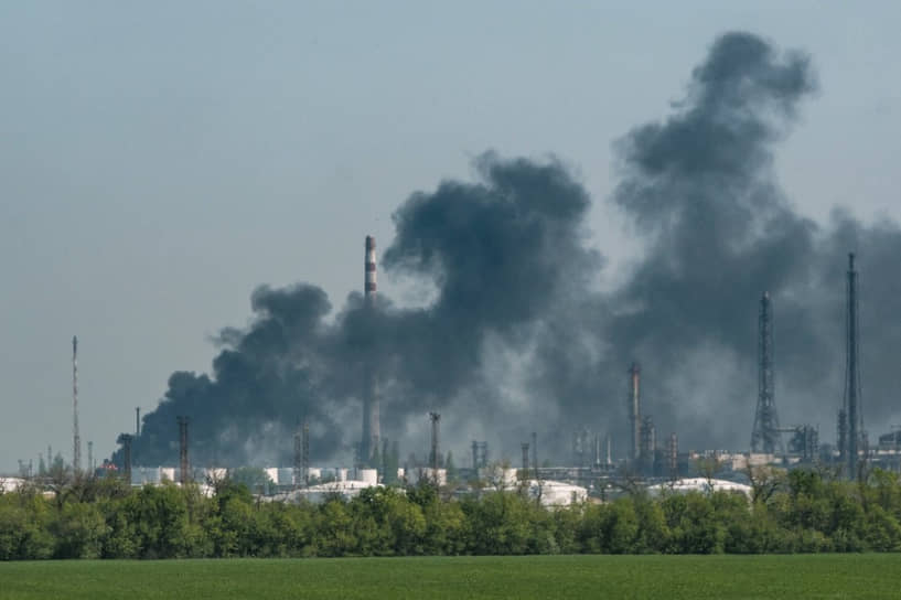 Дым над нефтеперерабатывающим заводом возле Лисичанска