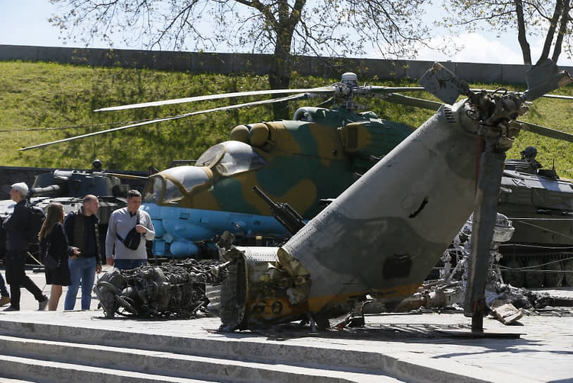 Обломки российского вертолета на выставке в Киеве 