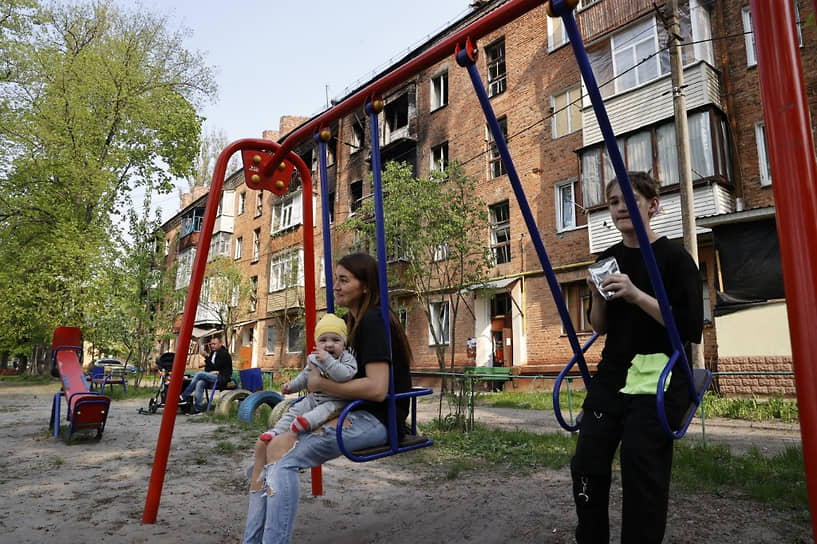 Местные жители на детской площадке в Черниговской области