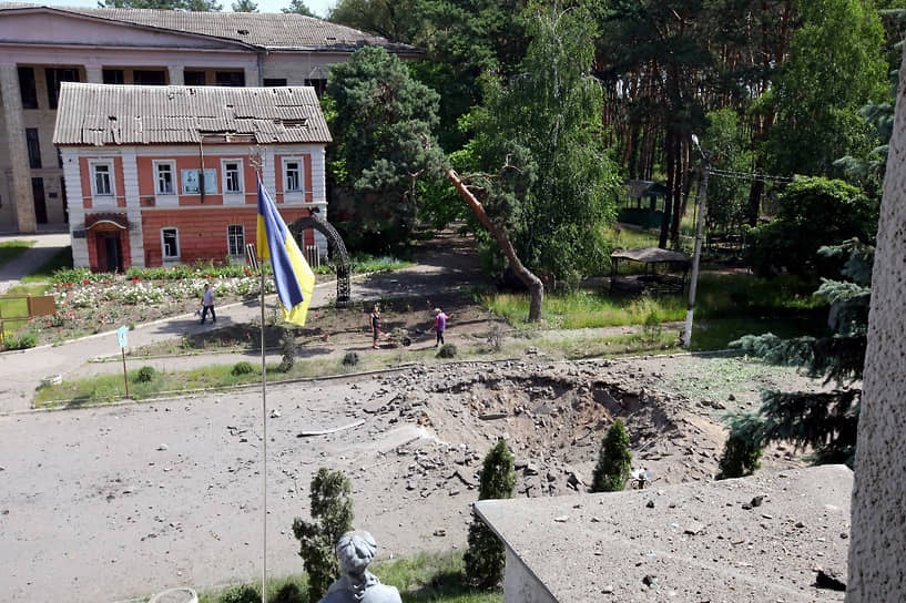Воронка, оставшаяся после попадания ракеты, в селе Малая Даниловка Харьковской области