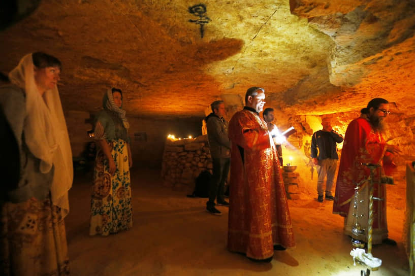Украинские православные священники и верующие в подземной часовне в катакомбах в Одессе 