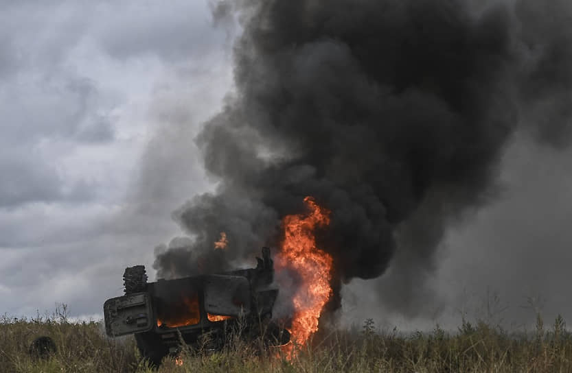 Бронетранспортер МТ-ЛБ горит в поле на окраине Изюма Харьковской области 