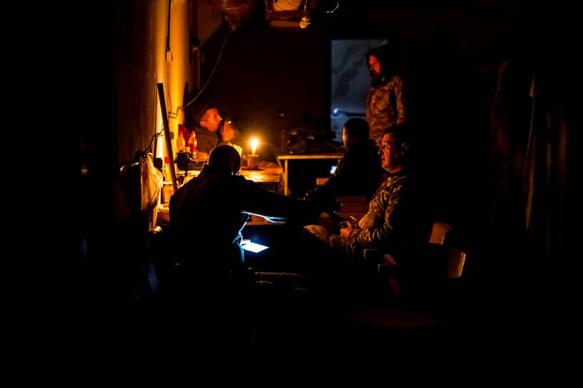 Украинские военнослужащие в подземном укрытии в Бахмуте