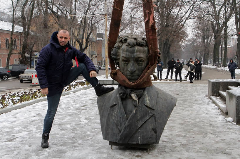 Демонтаж памятника Александру Пушкину в центре Днепра