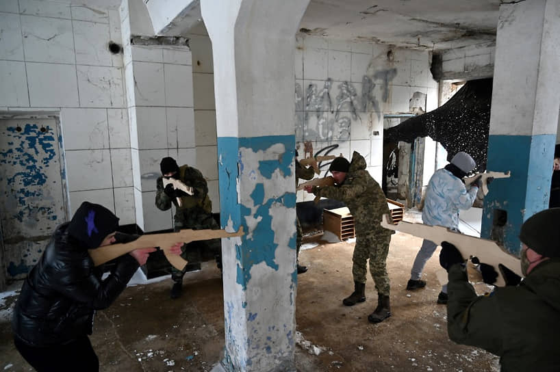 Гражданские на военной подготовке в Киеве 