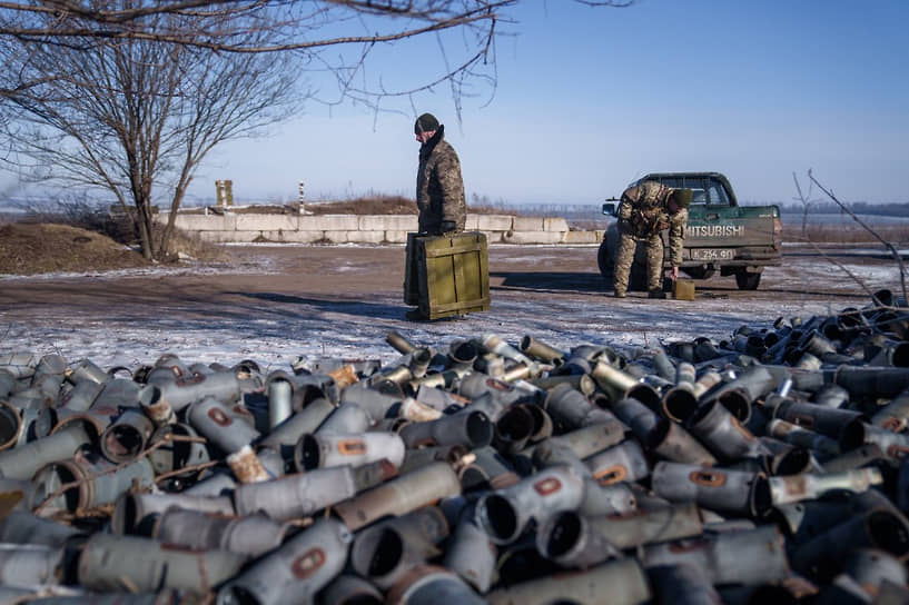 Военнослужащий несет ящики с боеприпасами на востоке Украины