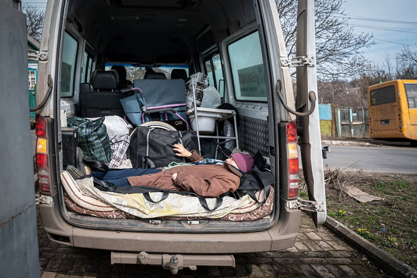 Пожилая женщина лежит в кузове фургона общественной организации Boctok SOS после эвакуации из Константиновки