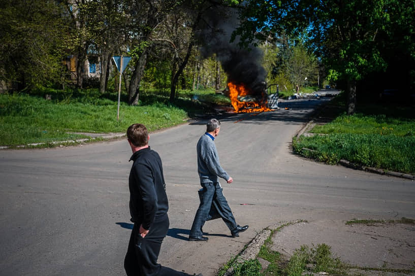 Горящий автомобиль в Константиновке в Донецкой области