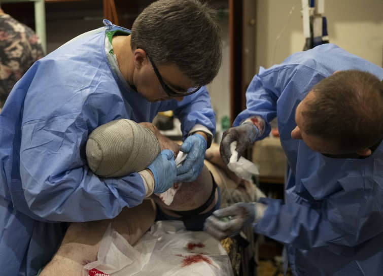 Медики оказывают помощь раненым украинским военным недалеко от Бахмута