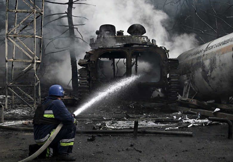 Украинский пожарный тушит автозаправку в Константиновке