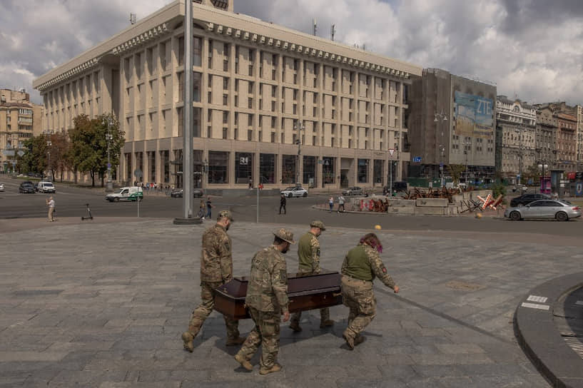 Военнослужащие несут гроб с телом военного медика по площади Независимости в Киеве