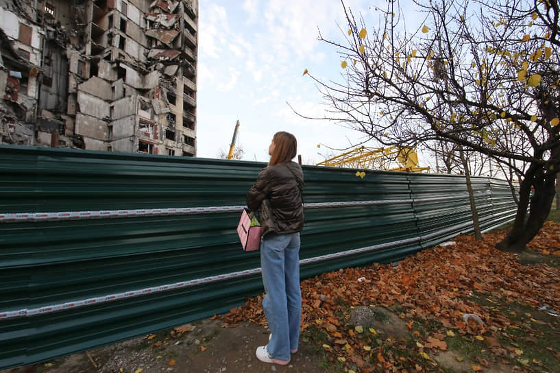 Женщина у жилого дома в Харькове, разрушенного в результате обстрела