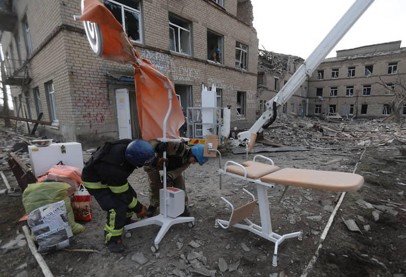 Сотрудники государственной службы Украины по чрезвычайным ситуациям эвакуируют медицинское оборудование