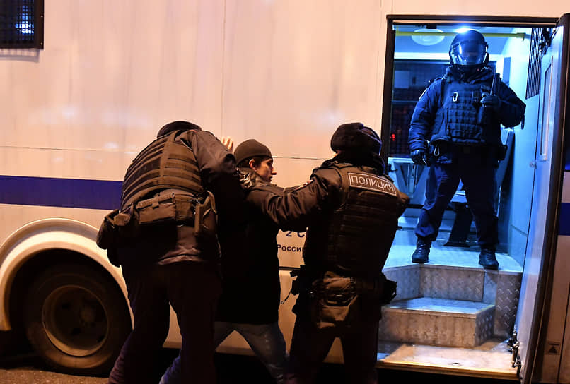 Сотрудники полиции задерживают участника протестной акции в Москве