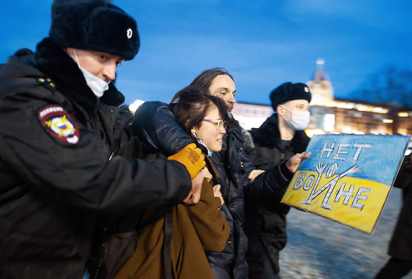 Сотрудники полиции задерживают участника несогласованного митинга в Калининграде