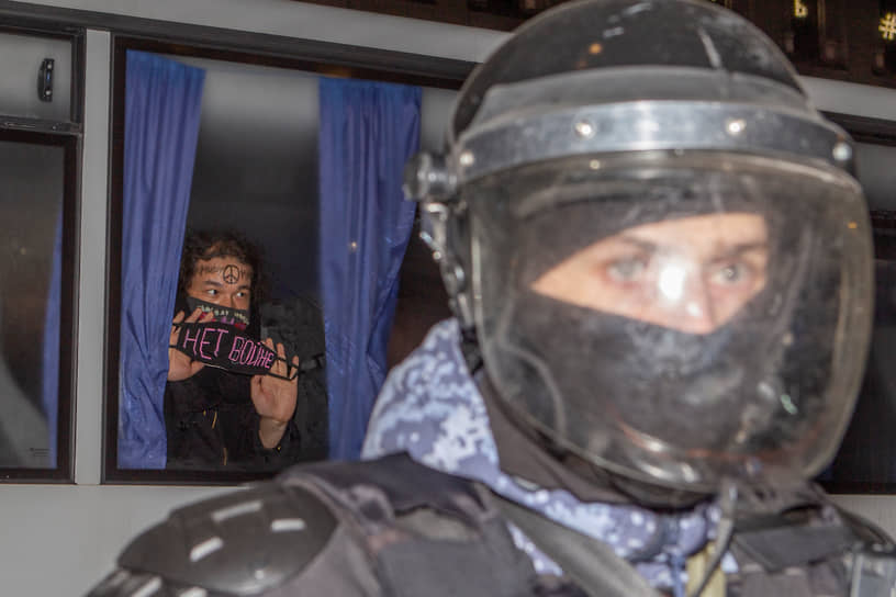Сотрудник полиции и задержанный участник акции в Санкт-Петербурге