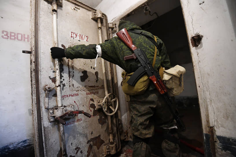 Мужчина заходит в бомбоубежище в Донецке 