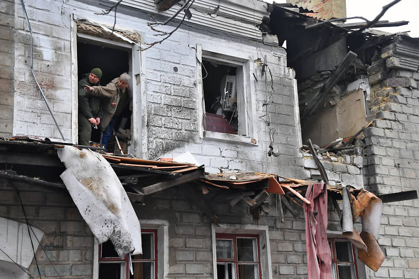 Дом, пострадавший в результате обстрела в Донецке
