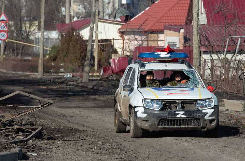 Патрулирование улицы в городе Волноваха, перешедшем под контроль ДНР