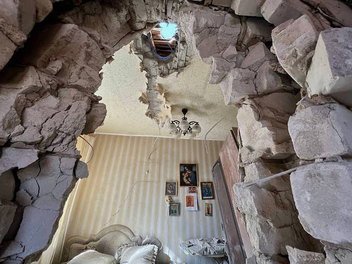 Последствия попадания снаряда в жилой дом в селе Журавлевка Белгородской области