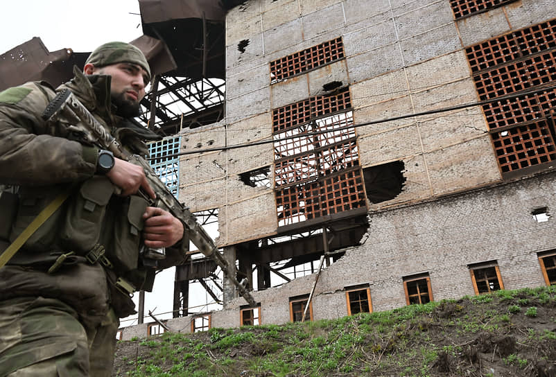 Бойцы добровольческого батальона «Ахмат» на территории Мариупольского металлургического комбината