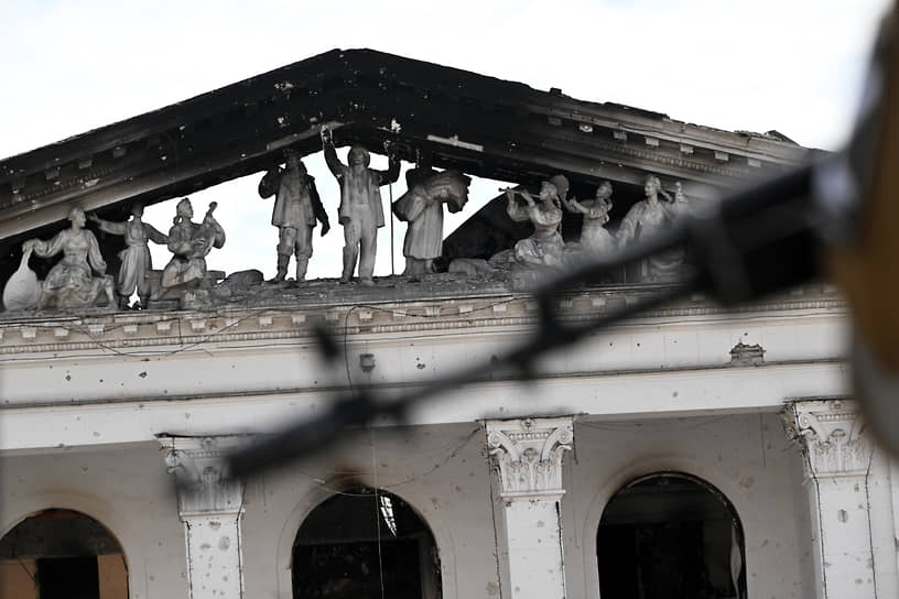 Сгоревшее здание Донецкого академического областного драматического театра в Мариуполе после обстрела