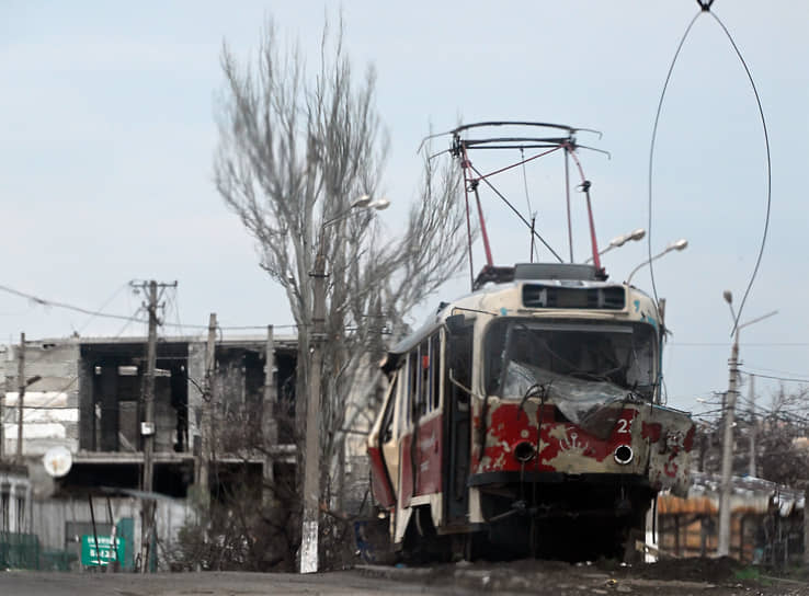 Трамвай пострадавший от обстрелов в Мариуполе 