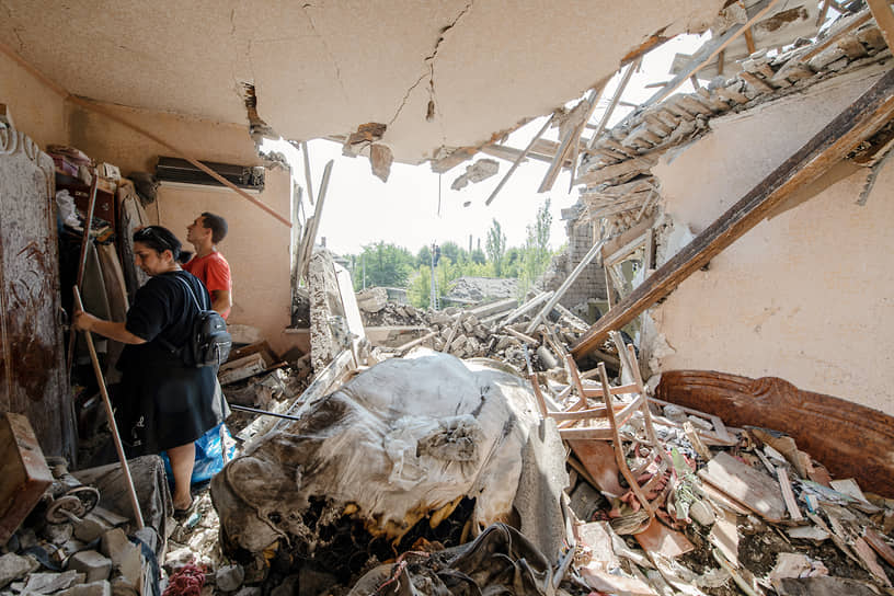 Разрушенный в результате артиллерийского обстрела жилой дом в районе Горловки