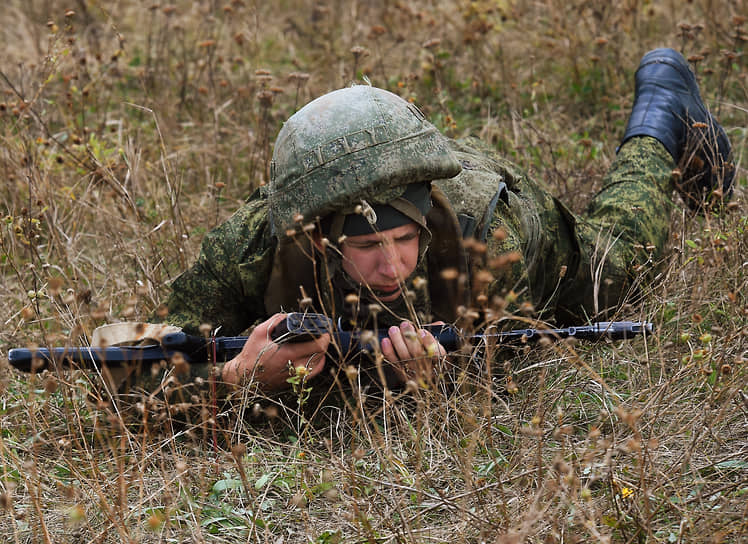 Подготовка мобилизованных россиян на военном полигоне  