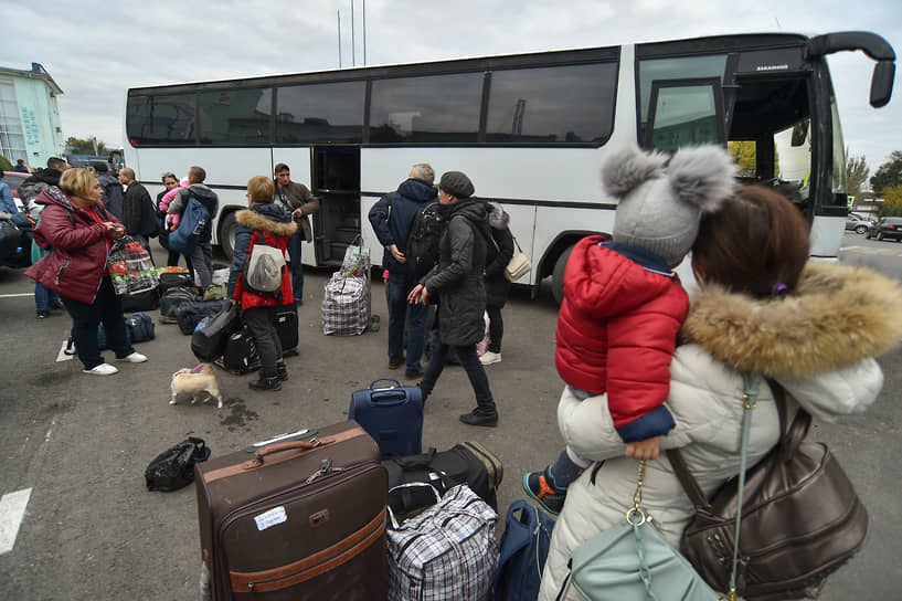 Эвакуированные жители Херсонской области на железнодорожном вокзале ожидают отправки в пункт временного размещения в Краснодарском крае