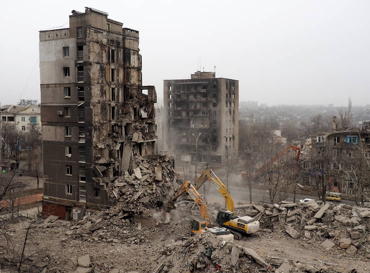 Снос домов, разрушенных во время боевых действий в Мариуполе