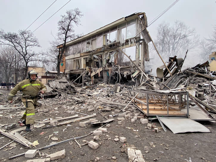 Сотрудники МЧС разбирают завалы после обстрела торгового центра в Донецке