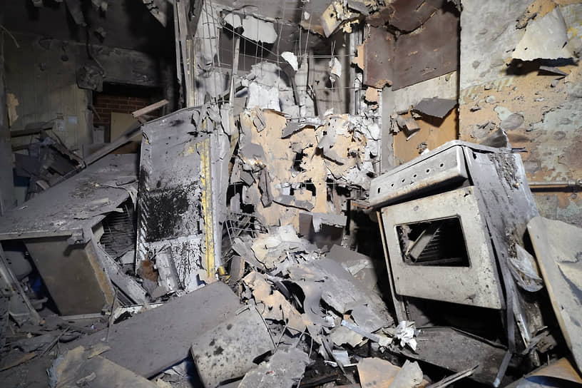 Квартира после попадание снаряда в девятиэтажный дом в Донецке 