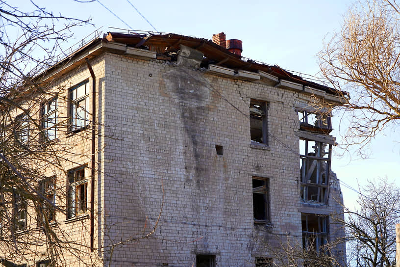 Последствия попадания ракеты в здание бывшей школы в селе Володарское под Мариуполем