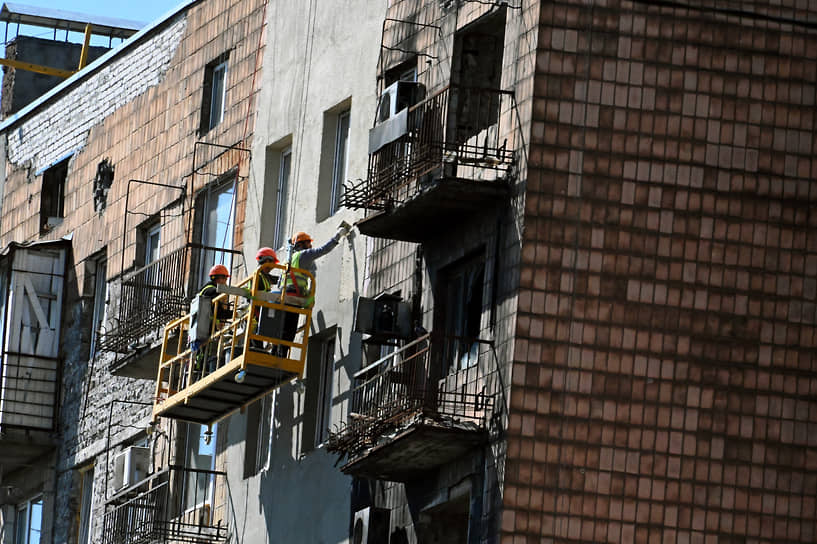 Ремонтные работы по восстановлению пострадавших после обстрелов жилых домов в Мариуполе