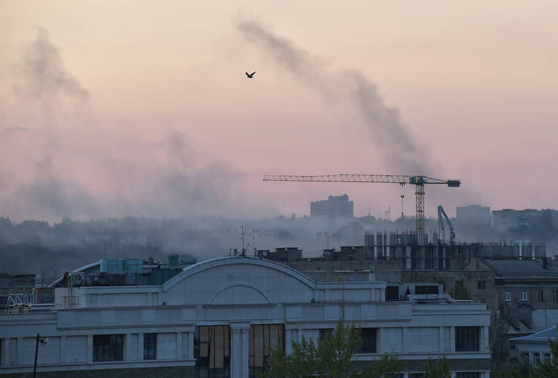 Дым от обстрелов в Донецке