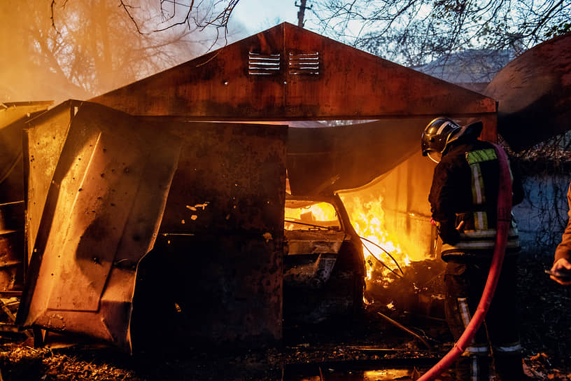 Спасатели тушат пожар в Донецке 
