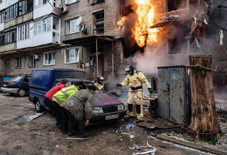Сотрудники МЧС тушат пожар в Донецке 