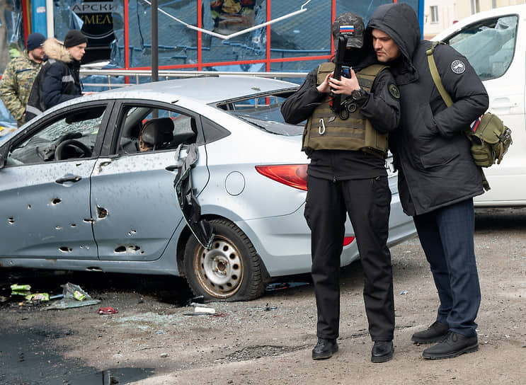 Поврежденный автомобиль после обстрела Белгорода