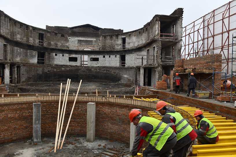 Работы по восстановлению здания Мариупольского драматического театра 
