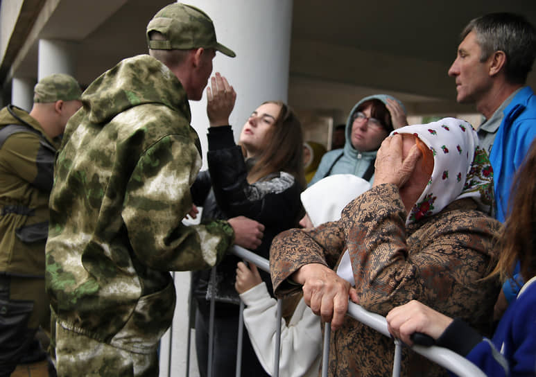 Близкие прощаются с мобилизованными россиянами в Батайске (Ростовская область)