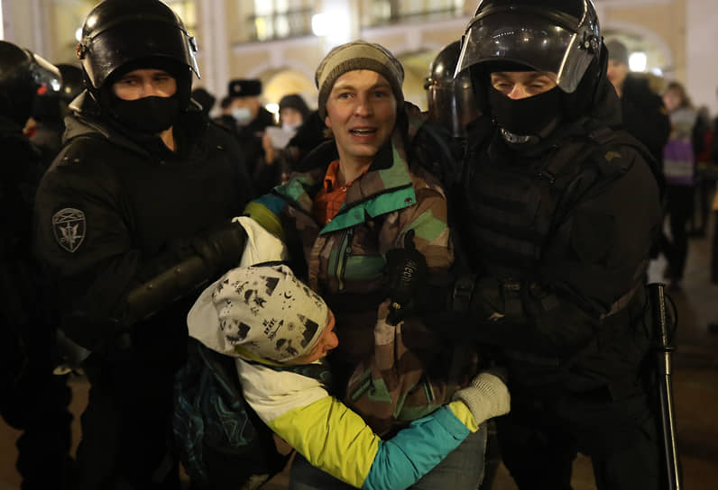 Сотрудники полиции задерживают участницу антивоенной акции у Гостиного двора в Санкт-Петербурге
