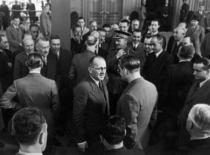 «Тогда,— объявил министр Сараджоглу (на фото – в центре, в очках) советскому послу,— прокурор принял решение о производстве судебного розыска в Консульстве»